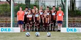 Der jugendliche Nachwuchs steht im Tor mit DKB-Banden an den Seiten. v.l.n.r: Fjonn Macdonald, Moijtaba Safari, Jonathan Michlitz, Natan Werner, Mia Lange, Thoya Küster, Bjarne Gunkel, Calvin Runge, Julian Wünnecke, Rasmus Heidmann