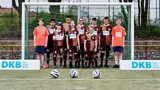 Der jugendliche Nachwuchs steht im Tor mit DKB-Banden an den Seiten. v.l.n.r: Fjonn Macdonald, Moijtaba Safari, Jonathan Michlitz, Natan Werner, Mia Lange, Thoya Küster, Bjarne Gunkel, Calvin Runge, Julian Wünnecke, Rasmus Heidmann