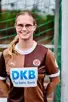 Jenny Dabelstein, in braunem Trikot, lächelt in die Kamera