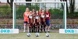 Das Frauen-Team steht vor einem Tor, DKB-Banden an den Seiten. v.l.n.r.: Helene Bischoff, Jenny Dabelstein, Thoya Küster, Mia Lange, Svenja Bartels, Jana Marquart, Antje Küster
