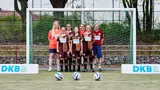Das Frauen-Team steht vor einem Tor, DKB-Banden an den Seiten. v.l.n.r.: Helene Bischoff, Jenny Dabelstein, Thoya Küster, Mia Lange, Svenja Bartels, Jana Marquart, Antje Küster