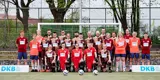 Das Liga-Team steht und kniet vor einem Tor mit DKB-Banden an dem Seiten. vlnr: Wolf Schmidt, Rasmus Heidmann, Julius Kolbeck, Moijtaba Safari, Philipp Versen, Jenny Dabelstein, Natan Werner, Paul Ruge, Pelle Gronau, Thoya Küster, Serdal Çelebi, Svenja Bartels, Calvin Runge, Michael Löffler, Sven Gronau, Victor Pfaul, Rasmus Narjes, Jana Marquart, Antje Küster, Thore Winter, Helene Bischoff, Michael Hain, Gunther Damm, Jonas Dawid 