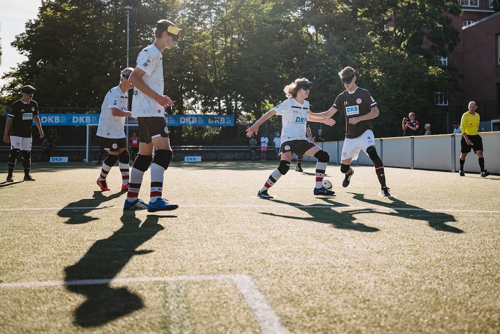 Dynamische Trainingsspielsituation braun gegen weiss. Hippo am Ball im Zweikampf gegen Thoya. Rasmus sichert Thoya