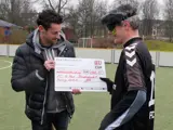 Profi Jan-Philipp Kalla überreicht Mike Löffler einen großen Scheck