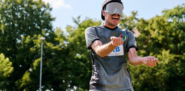 Paul jubelt mit vorausgestreckten Fäusten