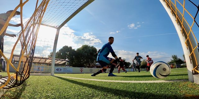 Der Blindenfussball trifft am Torwart vorbei ins Tor