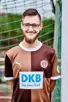 Philipp Versen, in braunem Trikot, lächelt in die Kamera