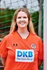 Helene Bischoff, im orangenen Guiding-Shirt, lächelt in die Kamera 
